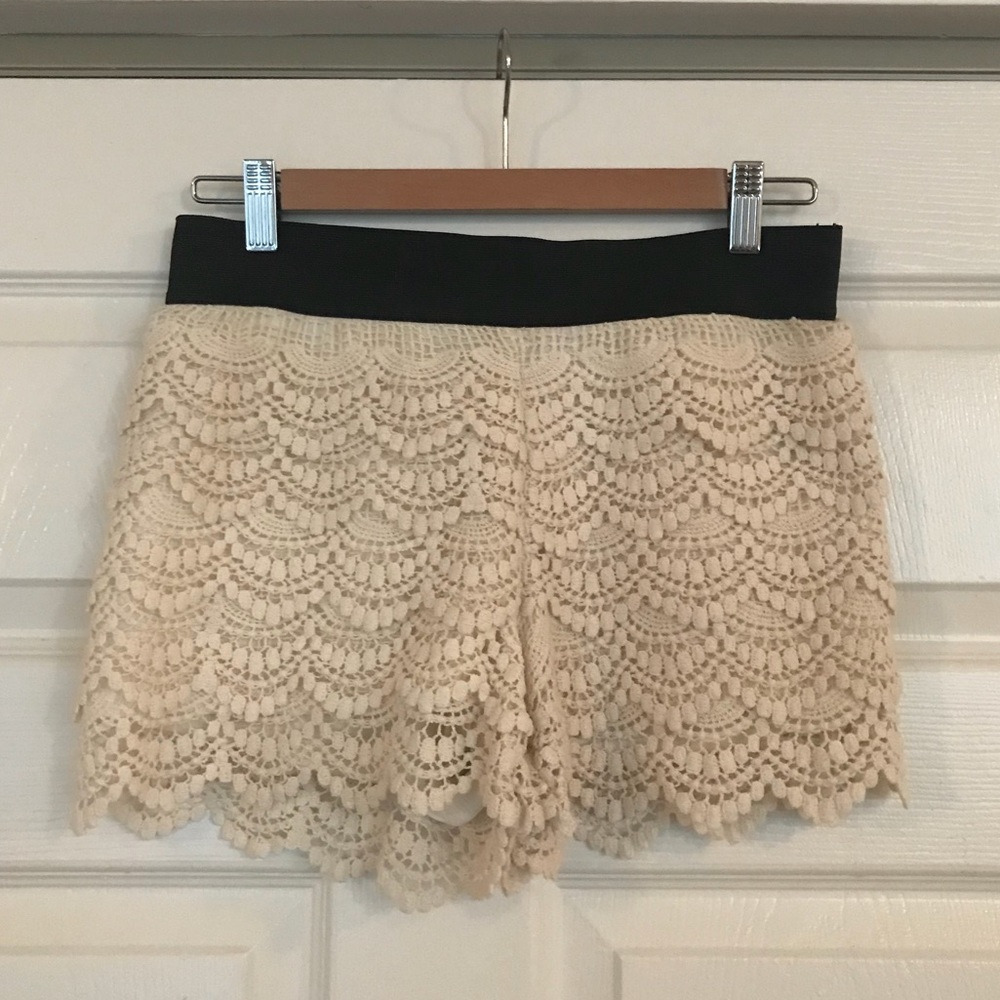 Trendy crochet shorts w/ black elastic waist